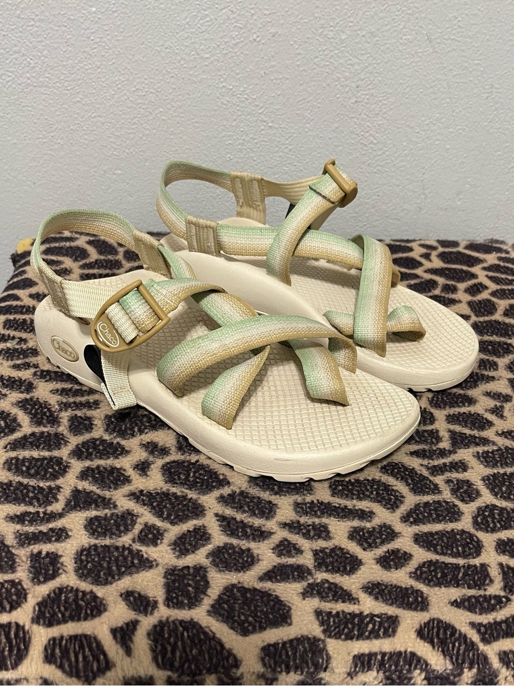 Chaco Strappy Toe Loop Outdoor Hiking Sandals Tan Green Casual Womens 7